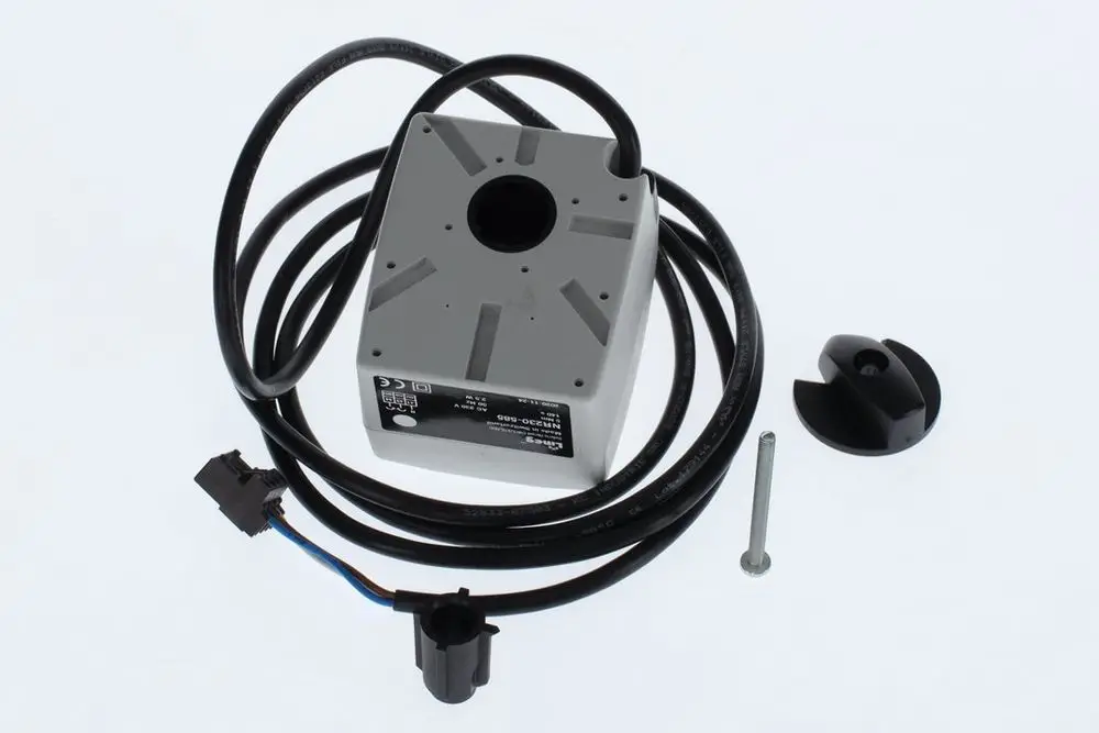 Bosch Mischer mit Kabel, rechteckige graue Einheit mit einem kabelgebundenen Anschluss und einem zusätzlichen schwarzen Zubehörteil. 